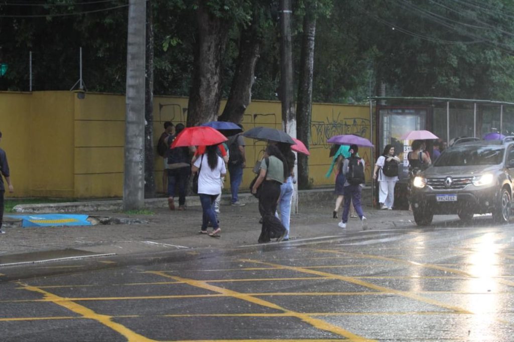 Prefeitura de Manaus alerta para risco de chuva intensa neste domingo