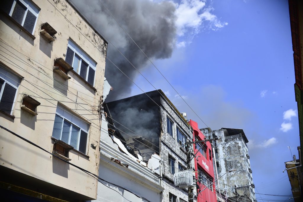 Incêndio destrói parte de comércio no Centro de Manaus e mobiliza Corpo de Bombeiros