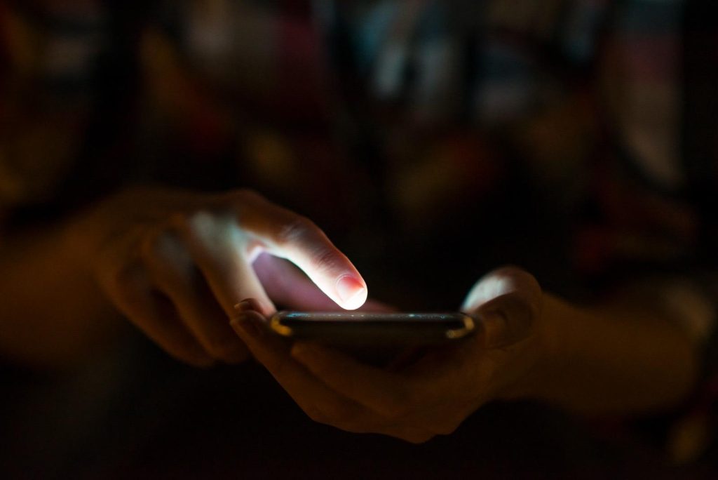 Riscos digitais: 6 dicas para pais protegerem os jovens contra fraudes invisíveis e golpes de IA