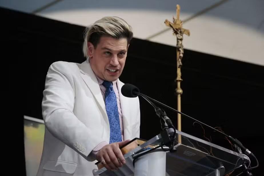Influenciador Milo Yiannopoulos é deportado dos Estados Unidos