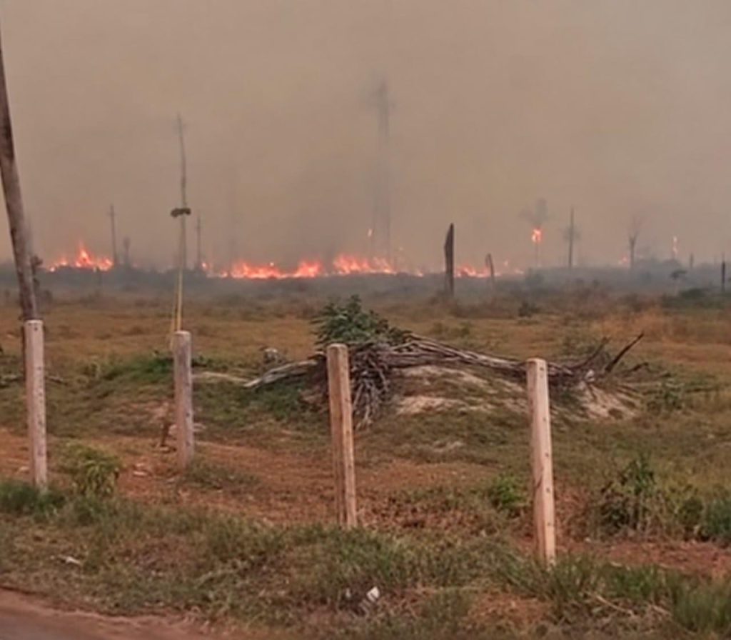 Incêndio atinge propriedade rural e espalha fumaça na AM-070