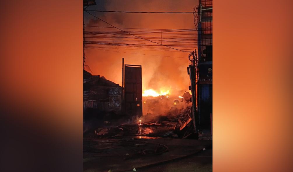 Incêndio atinge galpão de recicláveis e escola na Zona Leste
