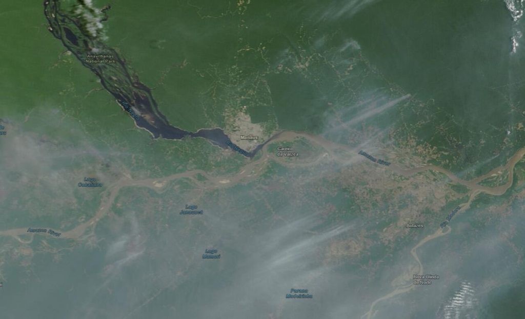 Imagens de satélite mostram Manaus encoberta por fumaça