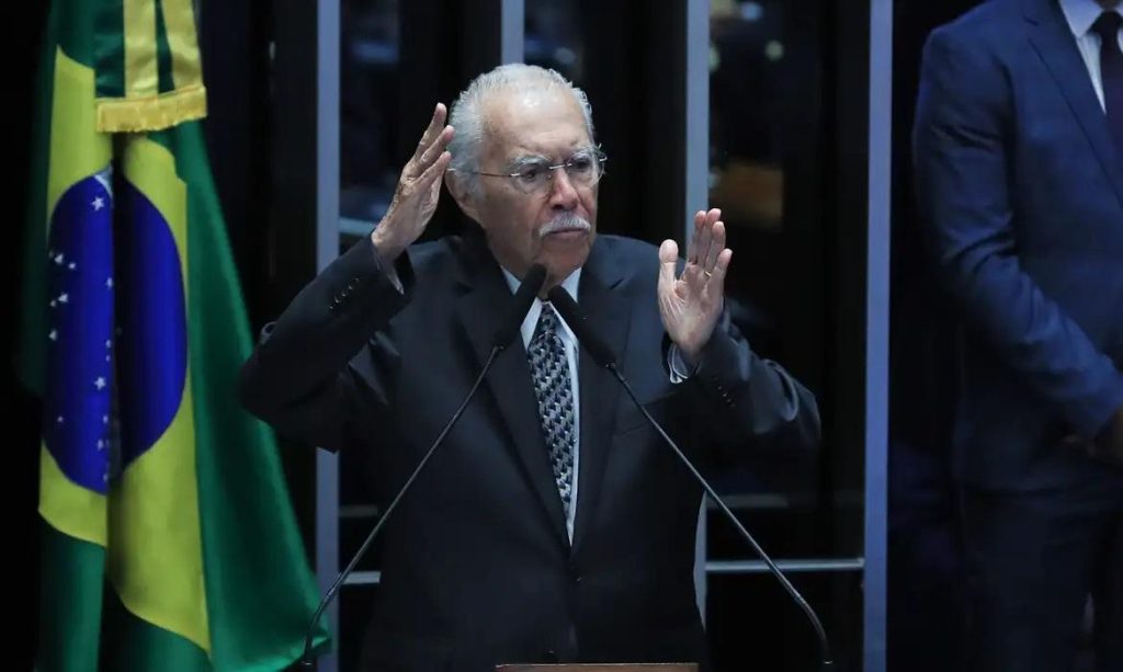 José Sarney é internado em UTI após procedimento abdominal