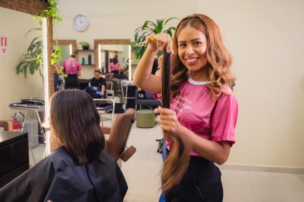 Campanha arrecada mechas de cabelo para mulheres em tratamento contra o câncer em Manaus