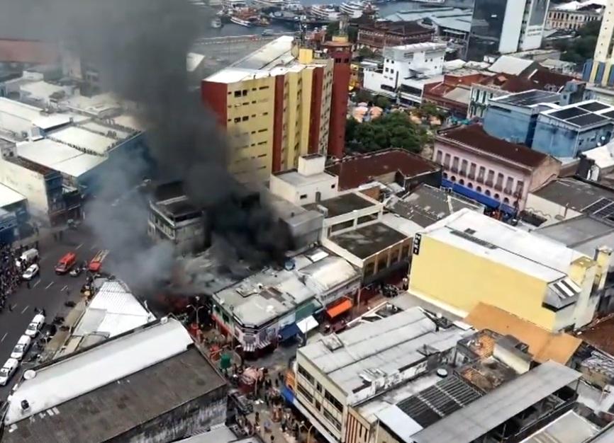 Incêndio atinge complexo de lojas no Centro de Manaus