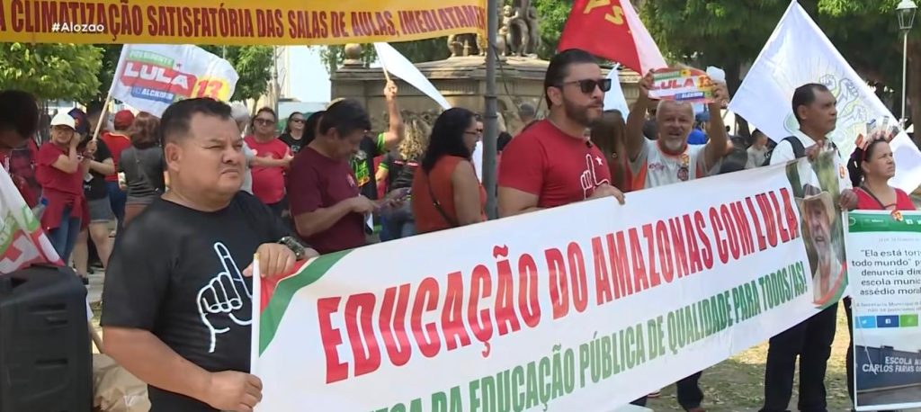 Professores fazem ato por valorização profissional em Manaus