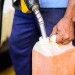 Homem segurando um galão de gasolina