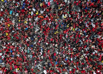 Vista aérea de manifestação em Manaus em apoio à candidatura de Lula à presidência da República. Centenas de pessoas. Predomina cor vermelha.