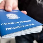 carteira de trabalho na mão de um trabalhador