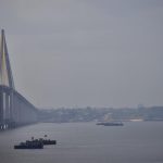 Ponte sobre o Rio Negro com incidência de fumaça na região metropolitana de Manaus