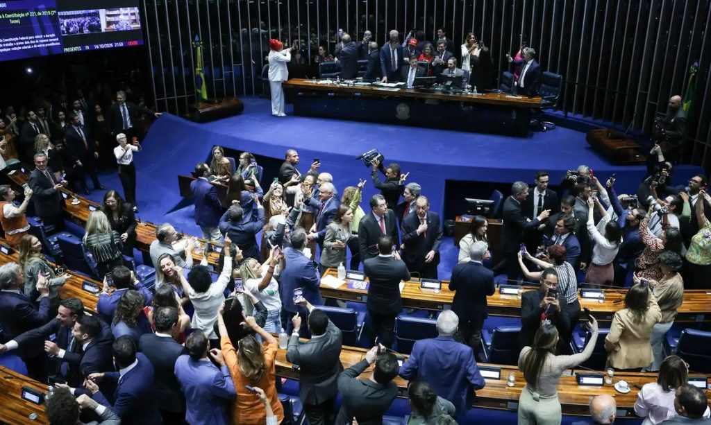 Parlamentares se reúnem no plenário do Congresso Nacional durante sessão em Brasília.